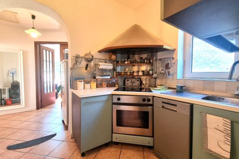 OPATIJA- stan 3S+DB u vili, 100 m od mora, parking, balkon, pogled na more