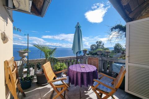 OPATIJA- stan 3S+DB u vili, 100 m od mora, parking, balkon, pogled na more