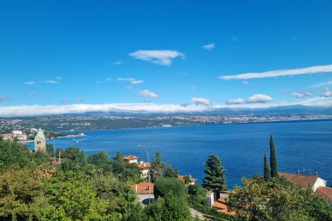 OPATIJA- stan 3S+DB u vili, 100 m od mora, parking, balkon, pogled na more