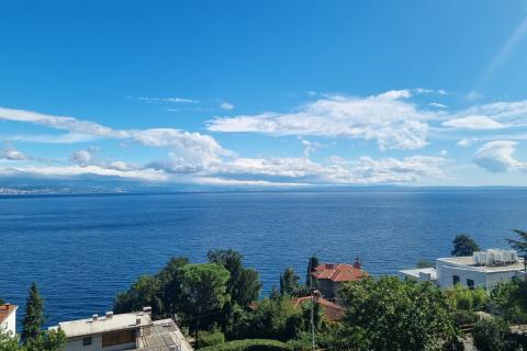 OPATIJA- stan 3S+DB u vili, 100 m od mora, parking, balkon, pogled na more