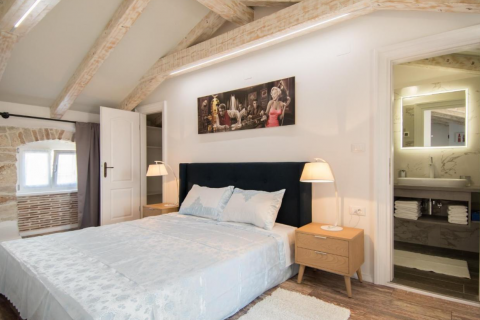 Poreč, okolica, istarska kamena kuća sa pogledom na more i 4 luksuzna apartmana