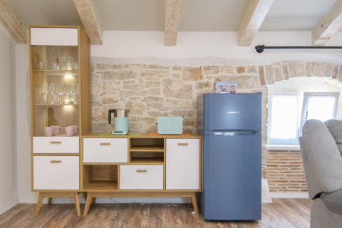 Poreč, okolica, istarska kamena kuća sa pogledom na more i 4 luksuzna apartmana