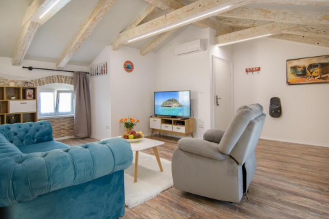 Poreč, okolica, istarska kamena kuća sa pogledom na more i 4 luksuzna apartmana