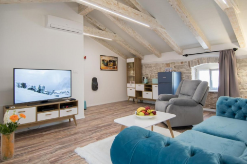 Poreč, okolica, istarska kamena kuća sa pogledom na more i 4 luksuzna apartmana