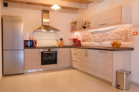 Poreč, okolica, istarska kamena kuća sa pogledom na more i 4 luksuzna apartmana