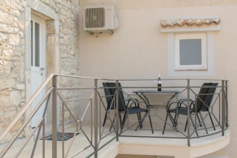 Poreč, okolica, istarska kamena kuća sa pogledom na more i 4 luksuzna apartmana