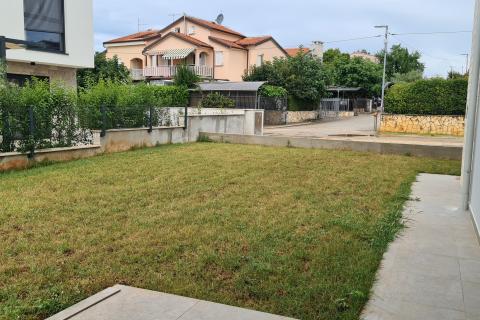 Poreč: Moderan stan 3 ss u prizemlju + dvorište 160 m2