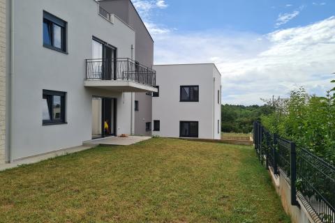 Poreč: Moderan stan 3 ss u prizemlju + dvorište 160 m2