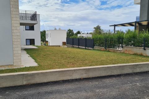 Poreč: Moderan stan 3 ss u prizemlju + dvorište 160 m2