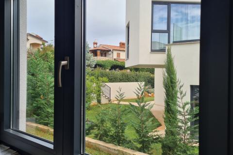 Poreč: Moderan stan 3 ss u prizemlju + dvorište 160 m2