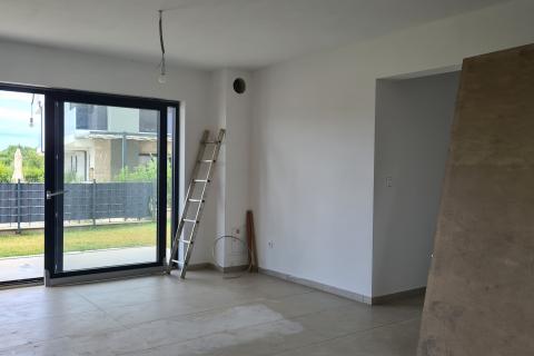Poreč: Moderan stan 3 ss u prizemlju + dvorište 160 m2