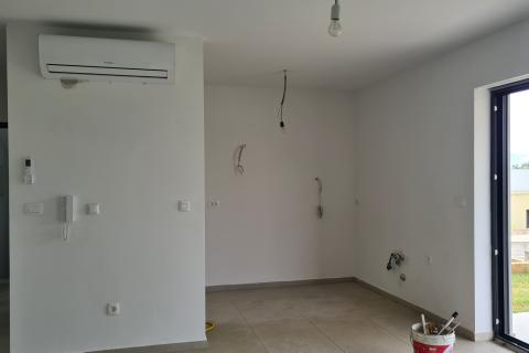 Poreč: Moderan stan 3 ss u prizemlju + dvorište 160 m2
