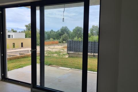 Poreč: Moderan stan 3 ss u prizemlju + dvorište 160 m2