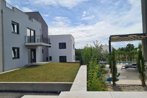 Poreč: Moderan stan 3 ss u prizemlju + dvorište 160 m2