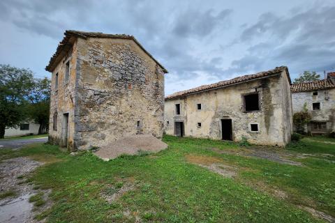 Istra, Buzet, Ročko polje - dvije samostojeće kamene kuće