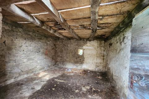 Istra, Buzet, Ročko polje - dvije samostojeće kamene kuće