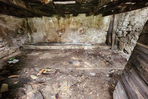 Istra, Buzet, Ročko polje - dvije samostojeće kamene kuće