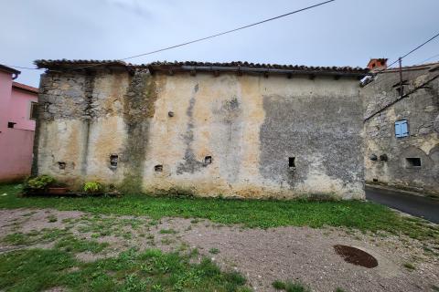 Istra, Buzet, Ročko polje - dvije samostojeće kamene kuće