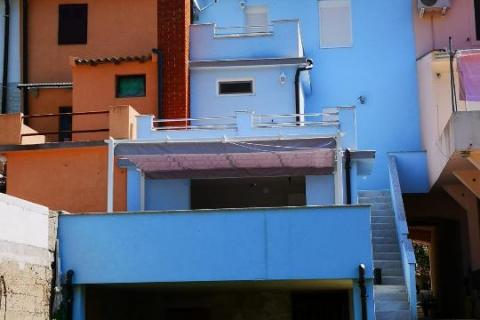 Draga Bašćanska -uređena kuća s dva stana, parking