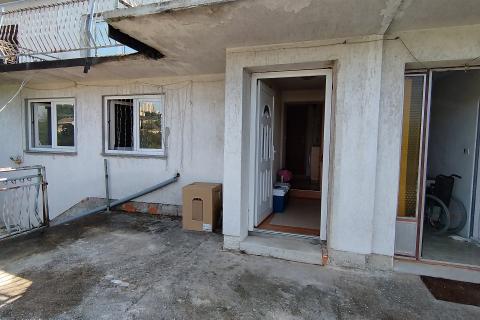 Kostrena - kuća s tri stana i dvije garaže