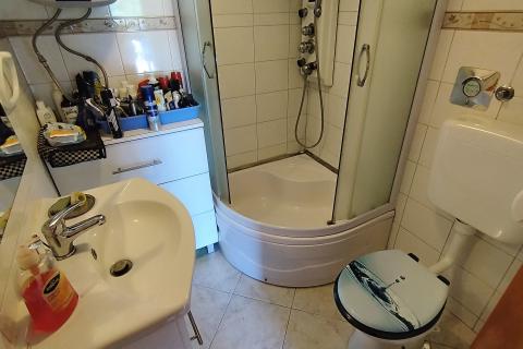 Kostrena - kuća s tri stana i dvije garaže