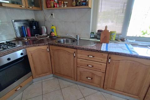 Kostrena - kuća s tri stana i dvije garaže