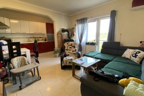 Kostrena - kuća s tri stana i dvije garaže