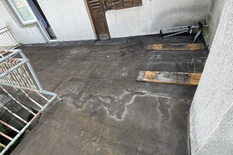 Kostrena - kuća s tri stana i dvije garaže