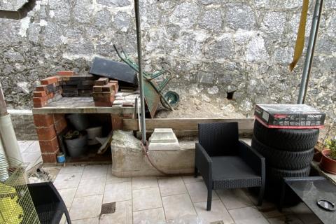 Kostrena - kuća s tri stana i dvije garaže