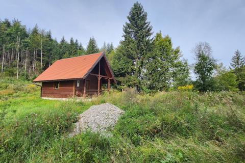 Gorski Kotar, Stara Sušica - manja drvena brvnara sa prostranom okućnicom 