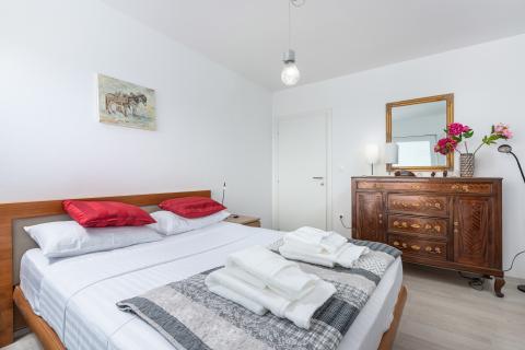 Istra, Duga uvala - nova kuća s bazenom, pogled na more