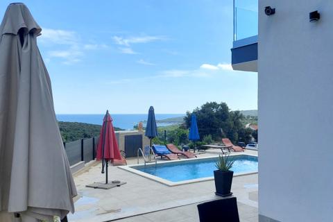 Istra, Duga uvala - nova kuća s bazenom, pogled na more