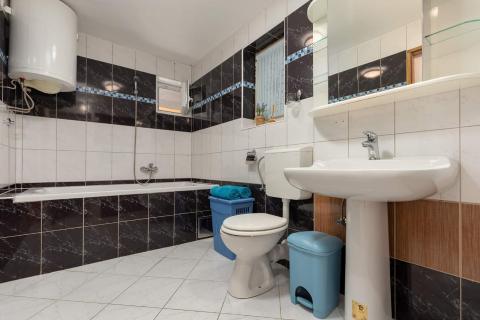 Istra, Medulin, Apartmanska kuća s 7 apartmana i bazenom 