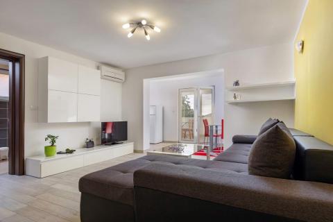 Istra, Medulin, Apartmanska kuća s 7 apartmana i bazenom 