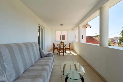 Istra, Medulin, Apartmanska kuća s 7 apartmana i bazenom 