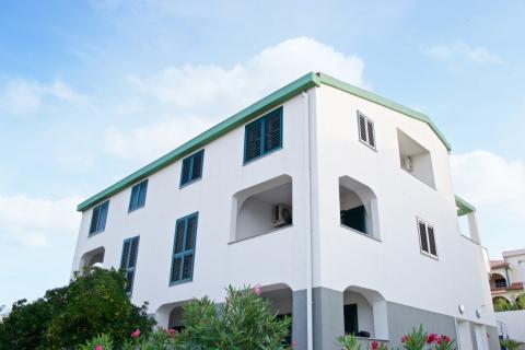 PAG, Grad Pag | Vila s 9 apartmana, parkingom i zemljištem, 2.red do mora