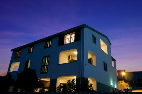 PAG, Grad Pag | Vila s 9 apartmana, parkingom i zemljištem, 2.red do mora