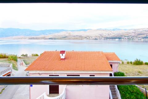 PAG, Grad Pag | Vila s 9 apartmana, parkingom i zemljištem, 2.red do mora