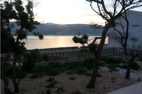 PAG, Grad Pag | Vila s 9 apartmana, parkingom i zemljištem, 2.red do mora