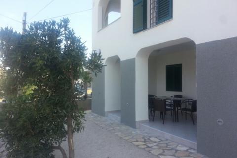 PAG, Grad Pag | Vila s 9 apartmana, parkingom i zemljištem, 2.red do mora