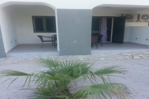 PAG, Grad Pag | Vila s 9 apartmana, parkingom i zemljištem, 2.red do mora