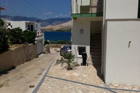 PAG, Grad Pag | Vila s 9 apartmana, parkingom i zemljištem, 2.red do mora