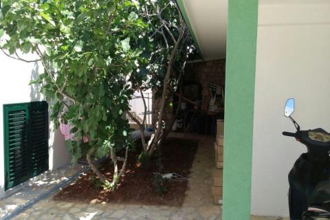 PAG, Grad Pag | Vila s 9 apartmana, parkingom i zemljištem, 2.red do mora