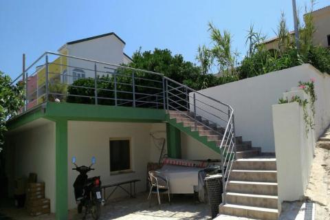 PAG, Grad Pag | Vila s 9 apartmana, parkingom i zemljištem, 2.red do mora