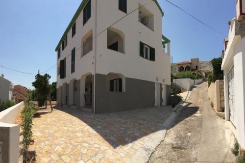 PAG, Grad Pag | Vila s 9 apartmana, parkingom i zemljištem, 2.red do mora