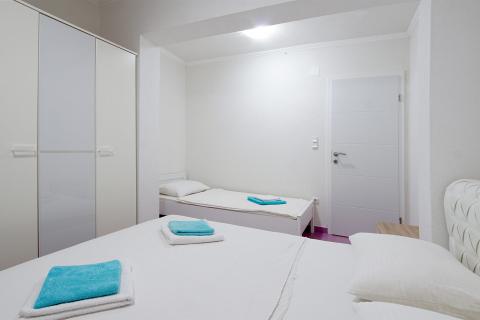 PAG, Grad Pag | Vila s 9 apartmana, parkingom i zemljištem, 2.red do mora