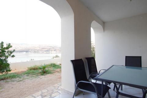 PAG, Grad Pag | Vila s 9 apartmana, parkingom i zemljištem, 2.red do mora