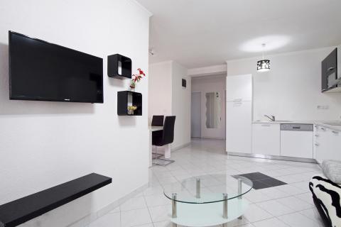 PAG, Grad Pag | Vila s 9 apartmana, parkingom i zemljištem, 2.red do mora