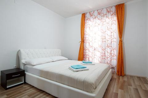 PAG, Grad Pag | Vila s 9 apartmana, parkingom i zemljištem, 2.red do mora