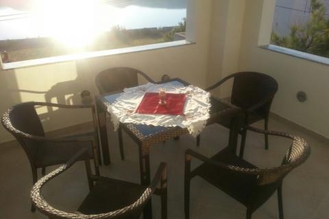 PAG, Grad Pag | Vila s 9 apartmana, parkingom i zemljištem, 2.red do mora